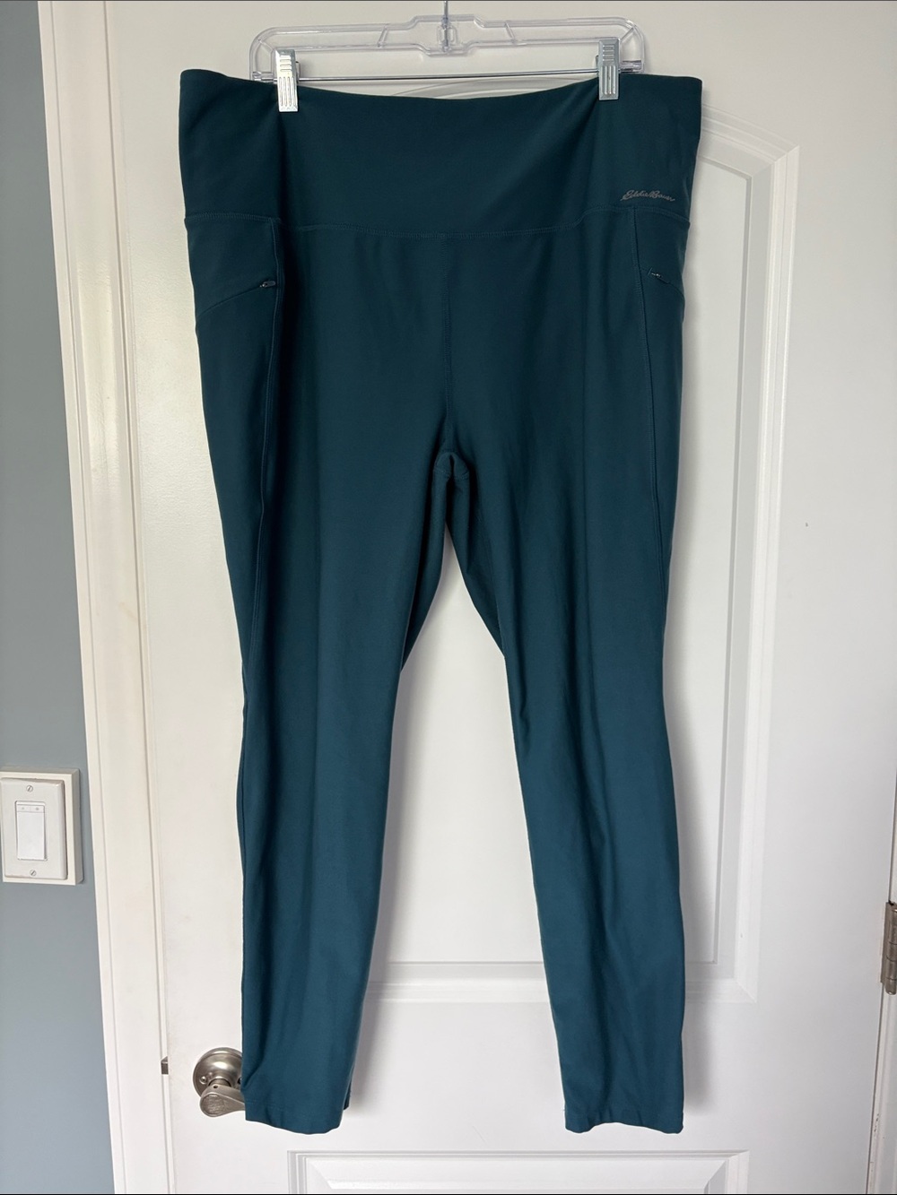 Eddie Bauer Women's Trail Tight Leggings - High Rise in Peacock (teal)